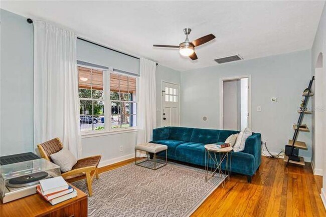 living room - 1208 E Hamilton Ave