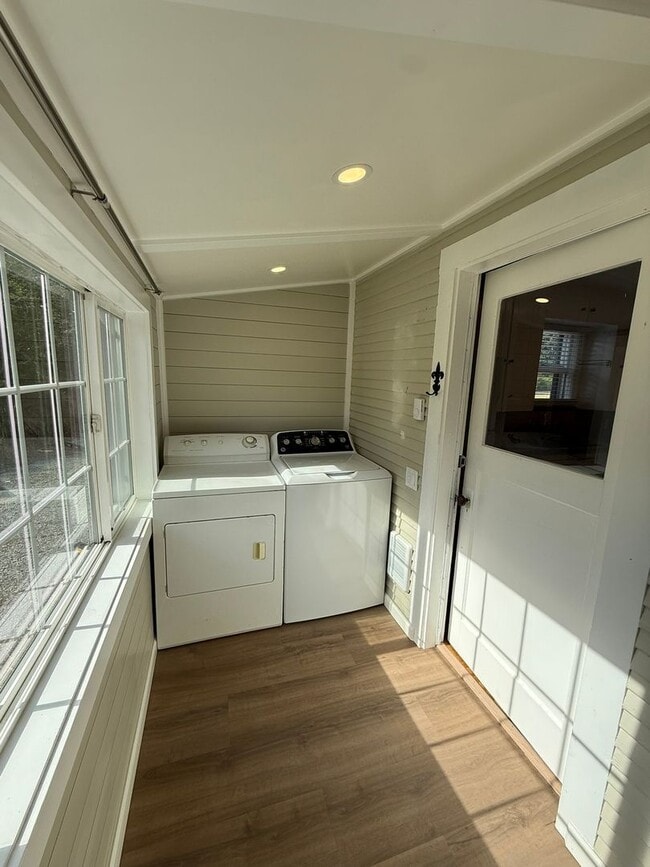 Building Photo - Charming Vintage Home in the Desirable Cam...