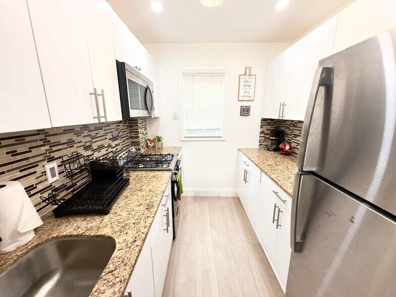 Building Photo - 324 Van Buren St