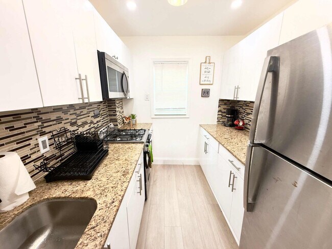 Building Photo - 324 Van Buren St