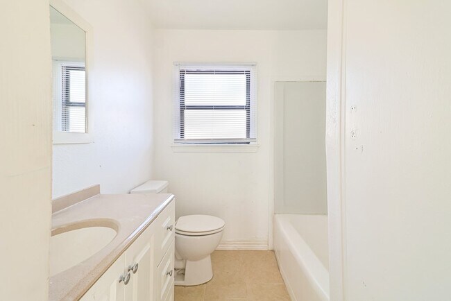 Building Photo - 1807 Doran Dr