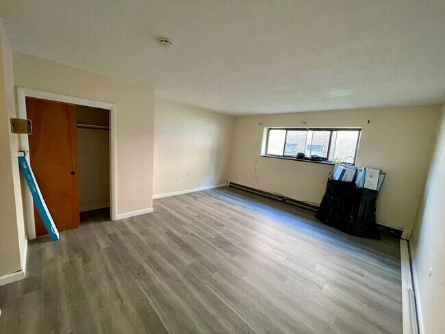 Building Photo - NO FEE!!   Studio apartment with PARKING SPOT and HT & HW included available 9/1
