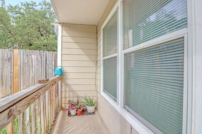 Building Photo - 1 Small pet allowed, multi year lease discount available upon request.