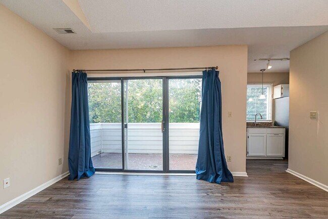 Building Photo - Chic & Cozy Condo in the heart of Raleigh!