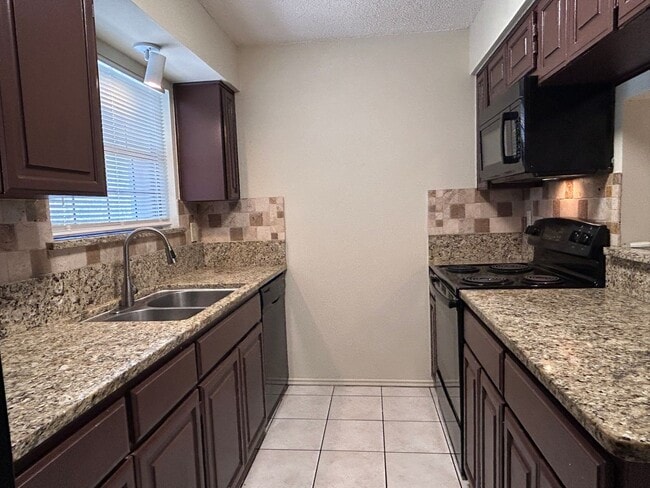 Building Photo - Charming 2BR Condo with Vaulted Ceilings, Fireplace & Pool Access