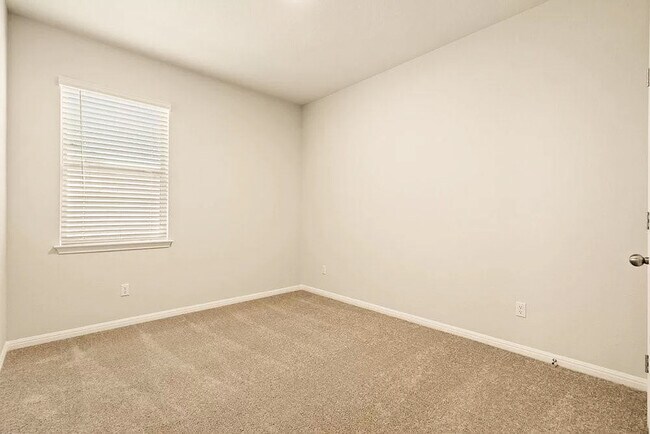 Building Photo - 388 Glocken Ln