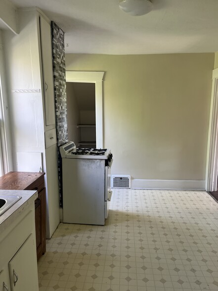 Eat in kitchen - 2228 7th St SW