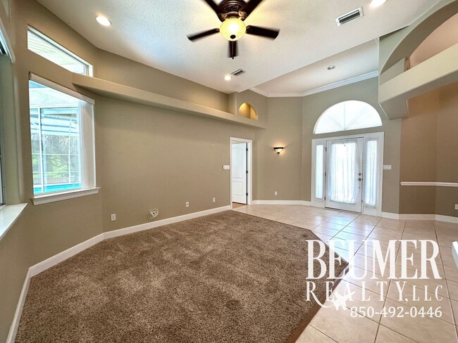 Building Photo - Tranquil Retreat on Naples Drive with Pool