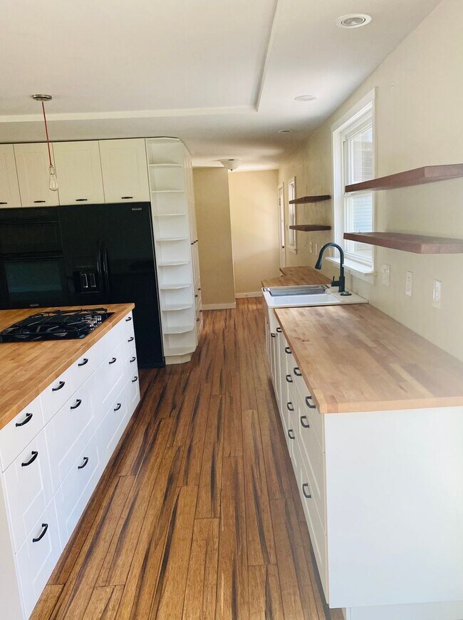 Building Photo - 4 bed/3bath-University Elementary School/I...