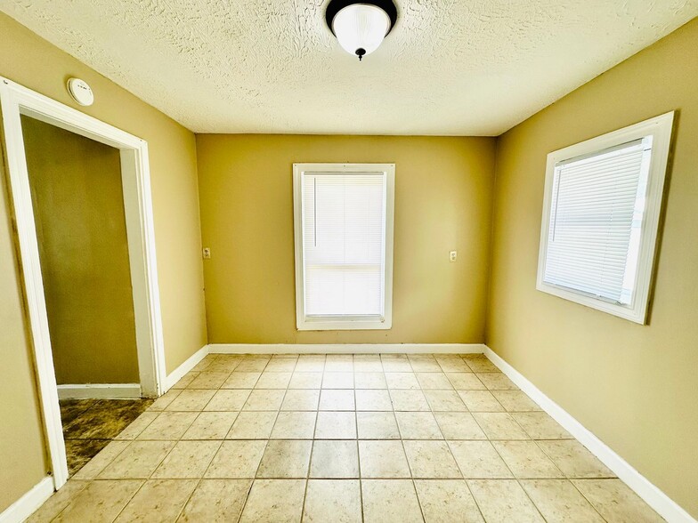 Building Photo - 824 Brentwood Ave