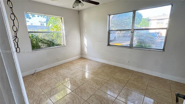 Building Photo - 5525 N Lakewood Cir