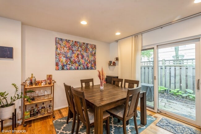 Building Photo - 2103 N Larrabee St