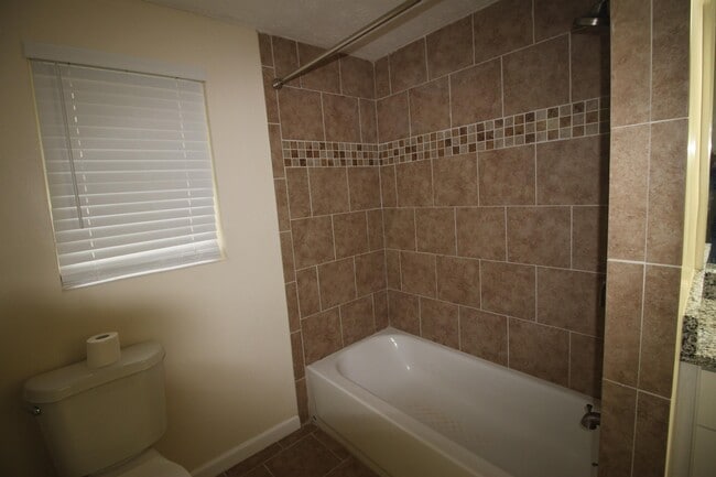 Building Photo - 3915 Oriely Dr E