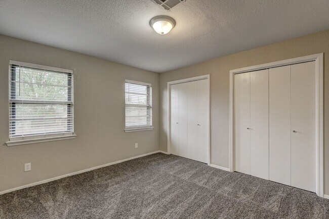 Building Photo - 816 N Briarcliff Dr
