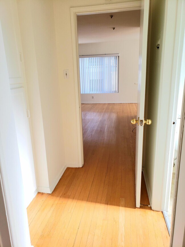 Building Photo - 913 6th St