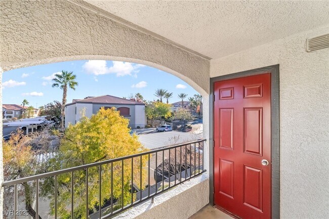 Building Photo - 950 Seven Hills Dr