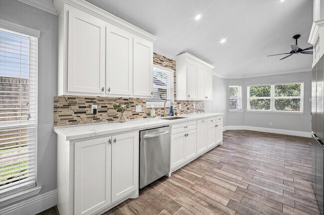 Building Photo - 24211 Landing Way Dr