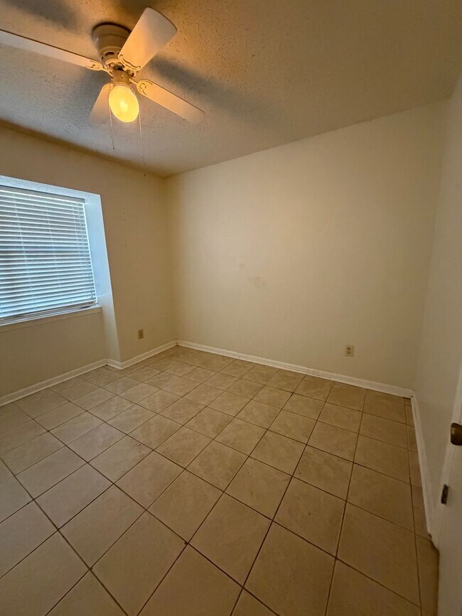 Building Photo - FOR RENT