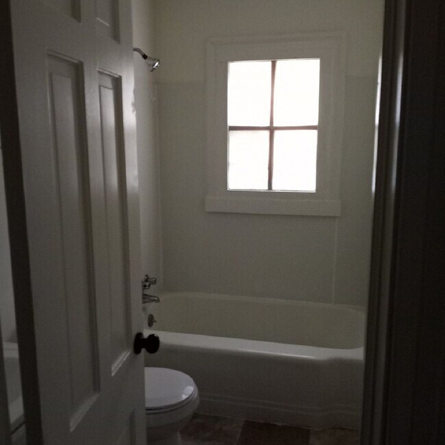 Building Photo - 1017 W End Blvd