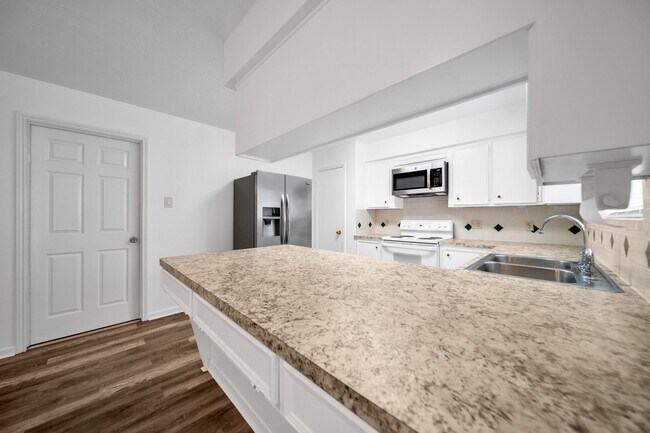 Building Photo - 162 Greenleaf Ln