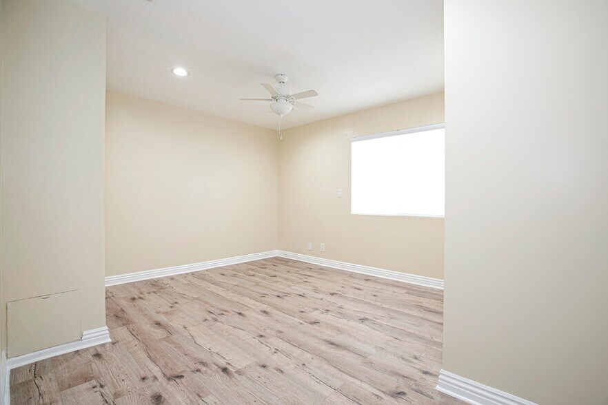 Building Photo - 10955 Burnet Ave