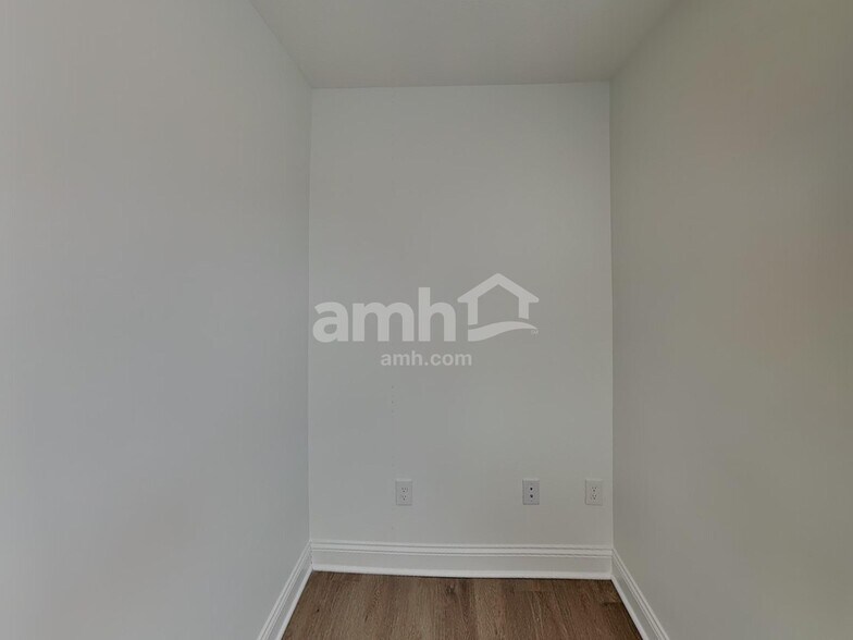 Building Photo - 1034 Heritage Blvd