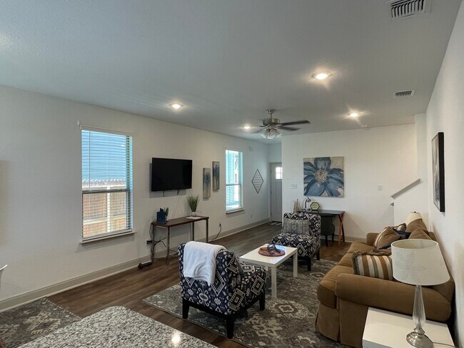 Living Area - 7511 Gramercy Way