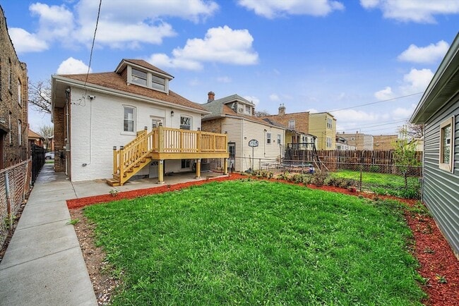 Building Photo - 1511 N Linder Ave