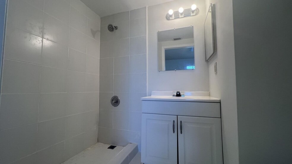 Building Photo - 735 SW 148th Ave