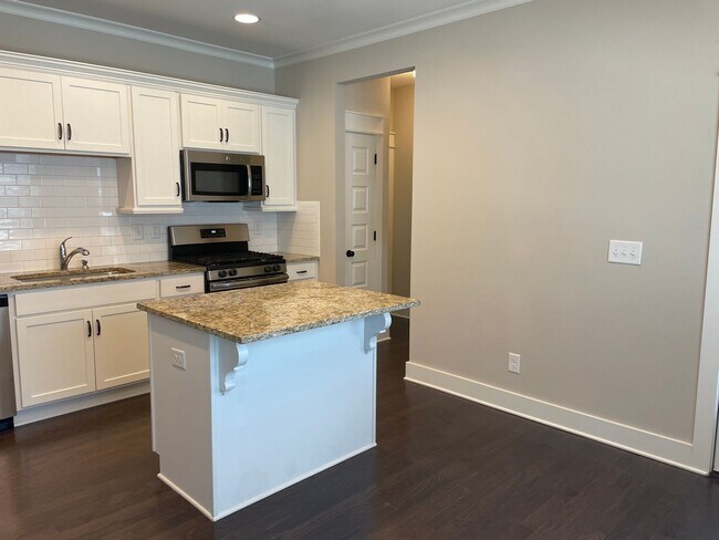 Building Photo - One level home with 2 Car Garage!