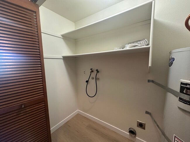 Building Photo - Lake Oswego Refreshed 2nd Story 2 bed/1 bath Condo- W/S/G Included