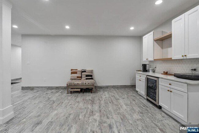 Building Photo - 765 6th Ave