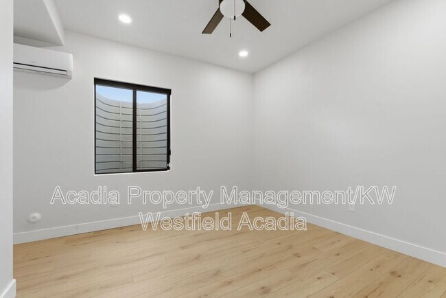 Building Photo - 1437 W Valley Dr