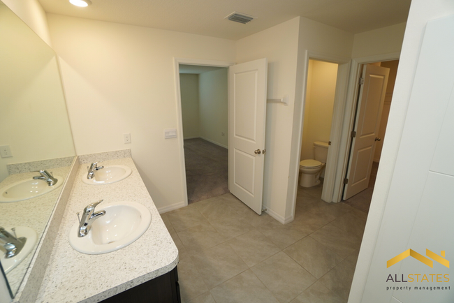 Building Photo - 640 SE 65th Terrace