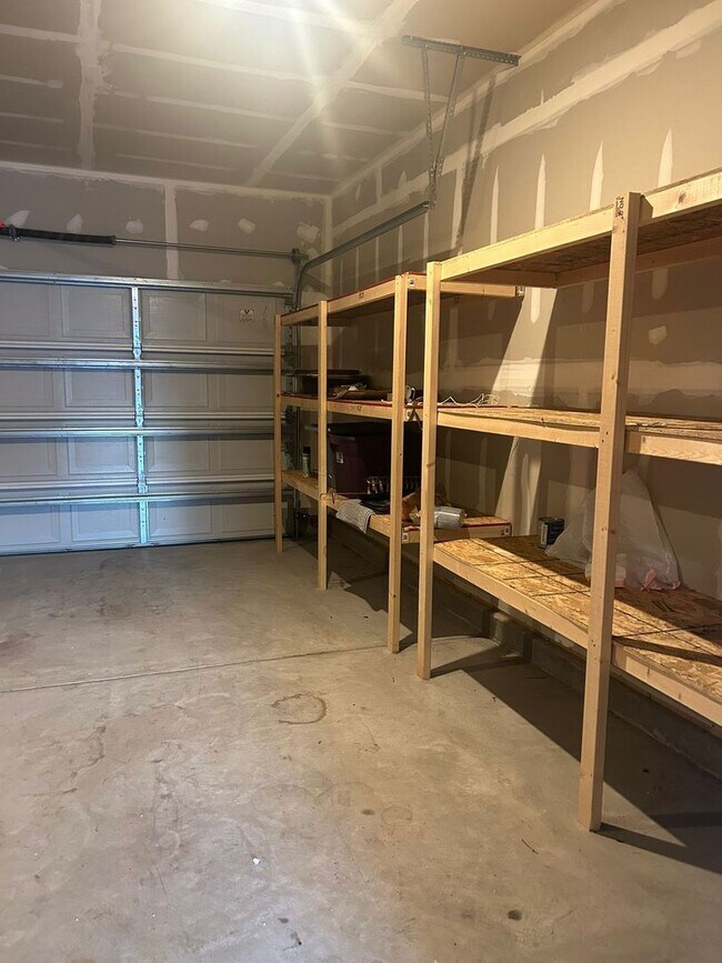 Building Photo - Beautiful 3-Bed, 2.5 Bath Home with Open F...