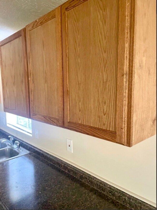 Building Photo - LARGE DOWNSTAIRS CORNER UNIT 2 BED 1 BATH ...