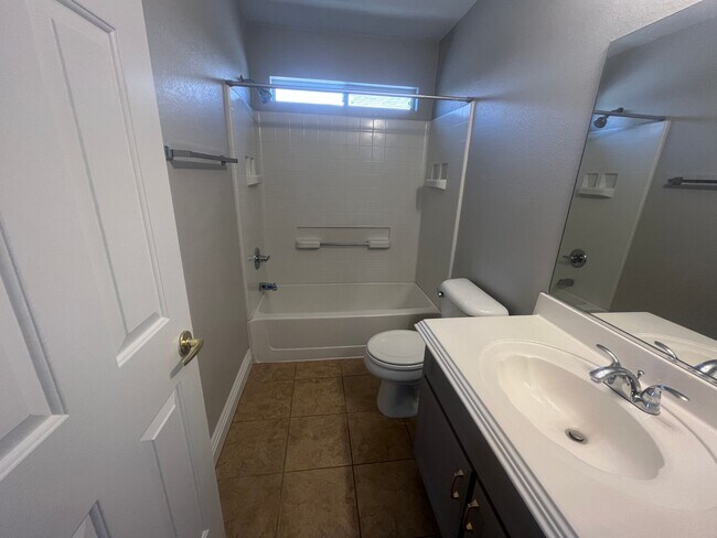 Building Photo - 2 bedroom 2 bath condo Gated community Nor...