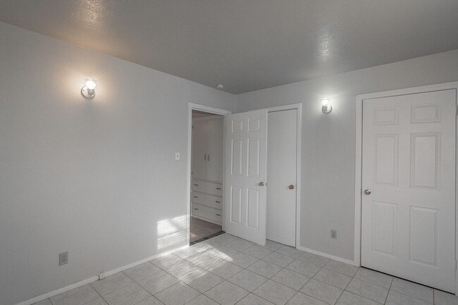 Building Photo - Cute 2 bed 1 bath Duplex Available