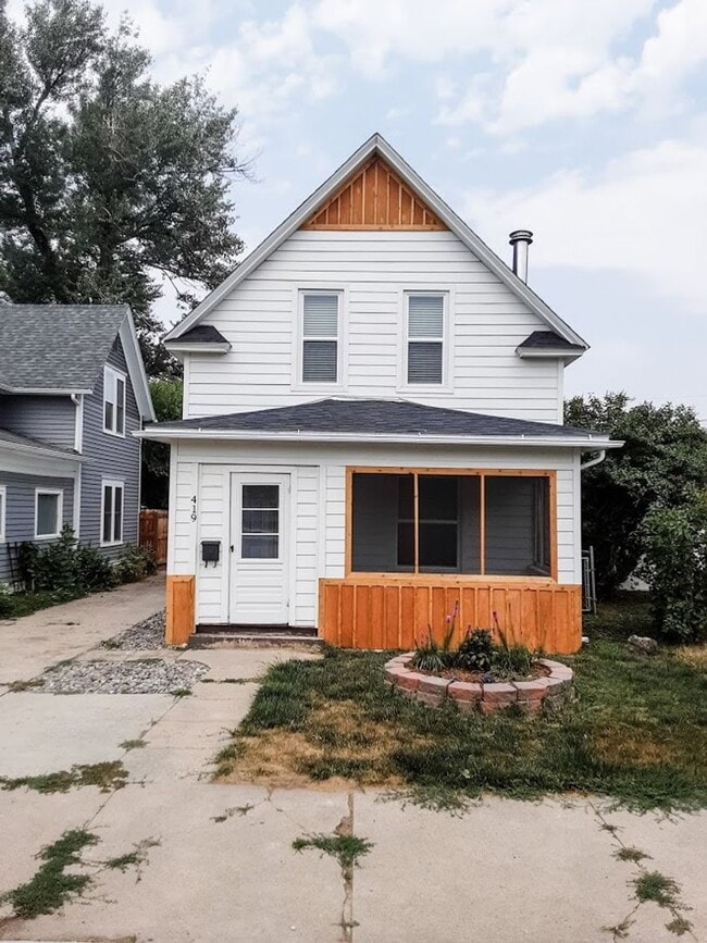 Building Photo - 3 BEDROOM, 2 BATH, SINGLE-FAMILY HOME