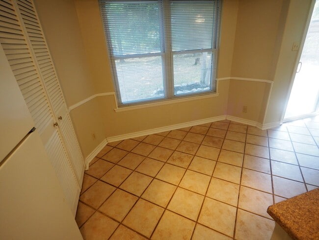 Building Photo - Beautiful one story home