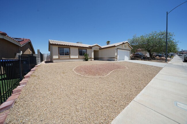 Building Photo - Showings Available NOW