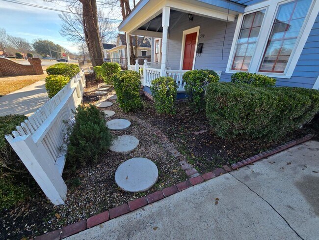 Building Photo - 310 7th St