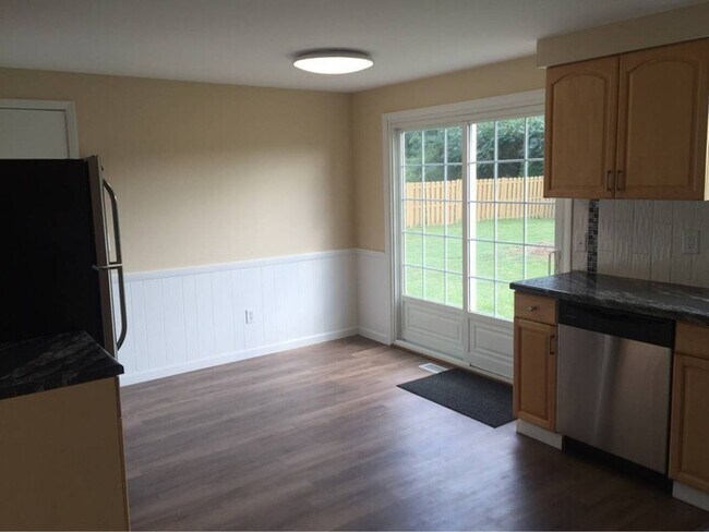 Building Photo - 3 bedroom 1.5 bath townhouse - Ask about our security deposit alternative!!