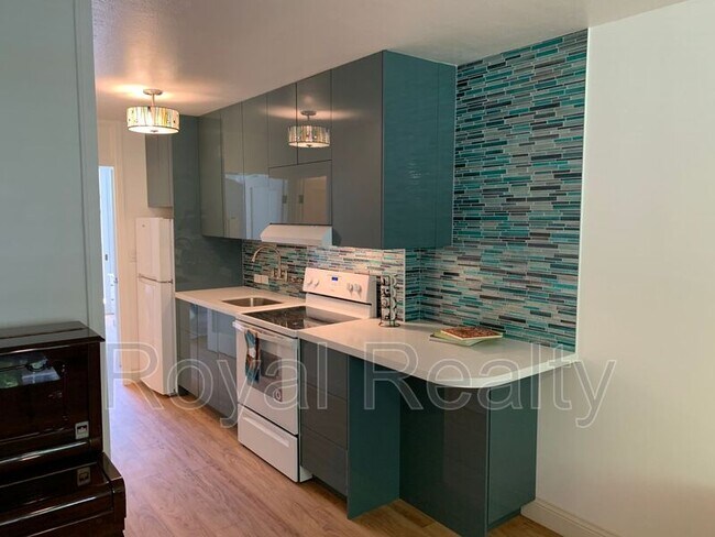 Building Photo - 425 Ena Rd