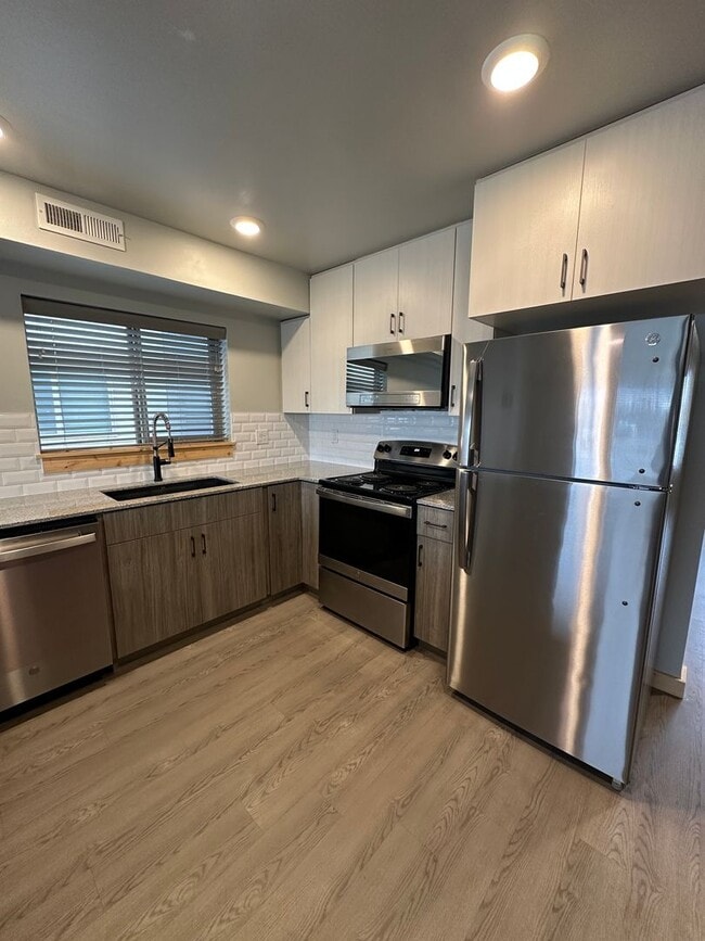 Building Photo - 2 Bed, 1 Bath at Teton River Flats! $200 OFF FIRST MONTH'S RENT!!!