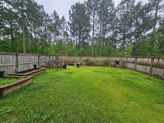 Building Photo - Spacious & Renovated 3 Bed Townhome w/ Garage