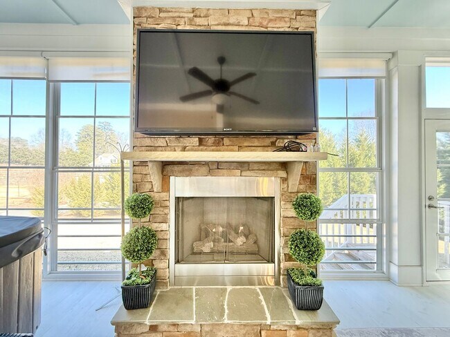 Building Photo - Luxurious 3BD, 4BA Raleigh Townhome with a First Floor Master Bedroom, Bonus Sunroom, and Large U...