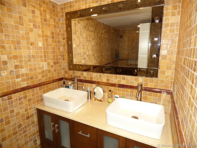 Building Photo - 1523 E Hillsboro Blvd