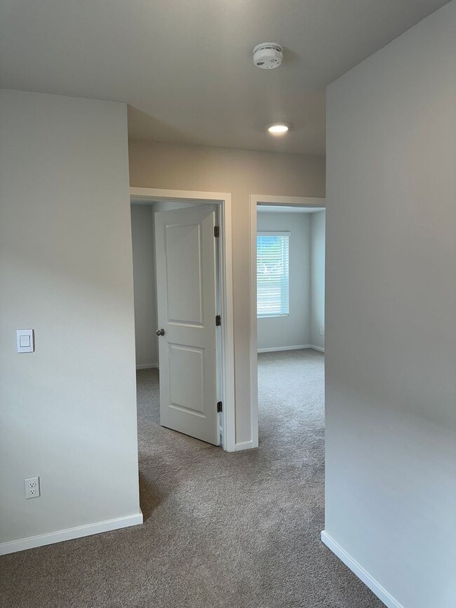 Building Photo - Newer 4 bedroom 2.5 bathroom house!