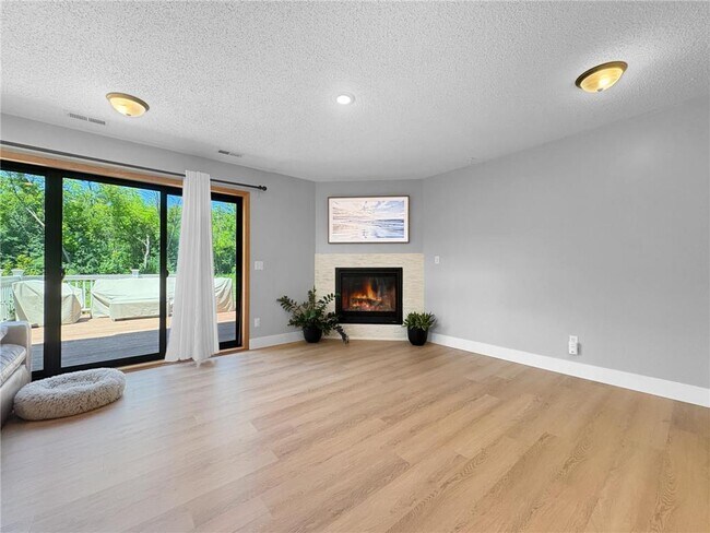 Building Photo - 717 Ashley Dr